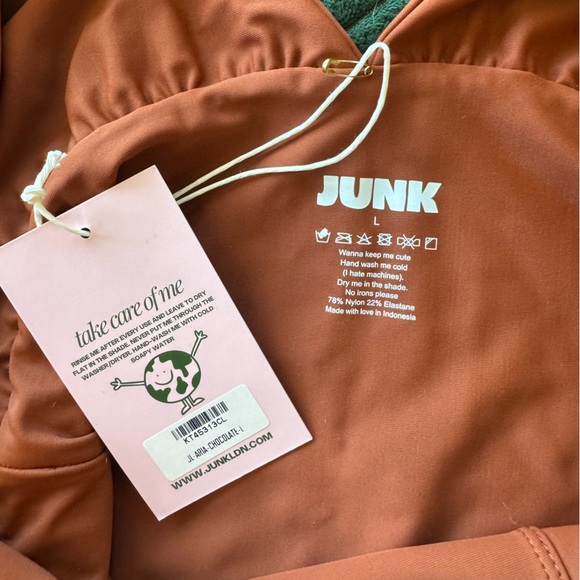 Junk Rust One piece - Picture 2 of 2